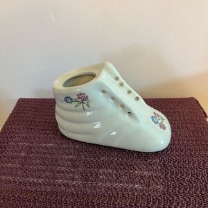 VINTAGE PORCELAIN BABY SHOE WITH PINK/BLUE FLOWERS PLACE  TO PUT‎ PHOTO PREOWNED